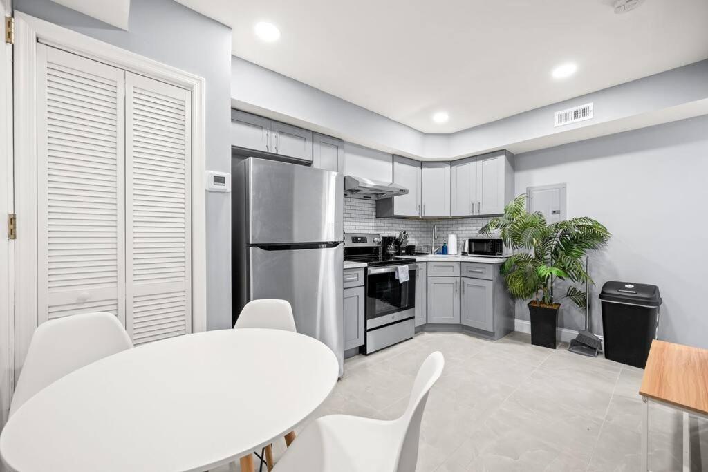 New! Cozy Apt In Center City! Филаделфия Екстериор снимка