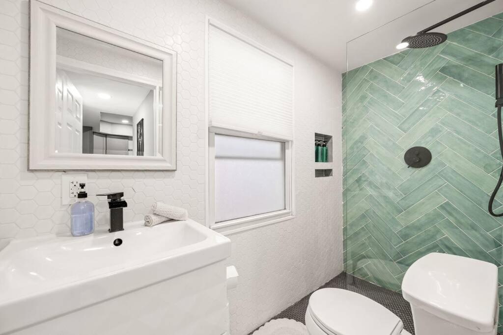 New! Cozy Apt In Center City! Филаделфия Екстериор снимка